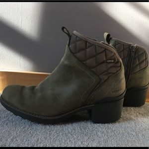 Merrell winter waterproof quilted olive booties!